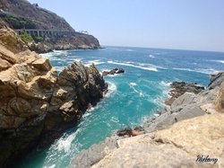 深海之谜：海底悬崖上的头盔碎片与自转石