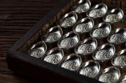 清代银两：一两银子能买什么？那些藏在账本里的生活真相