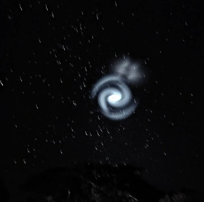 天空中的神秘螺旋丨真实目击的自然奇观
