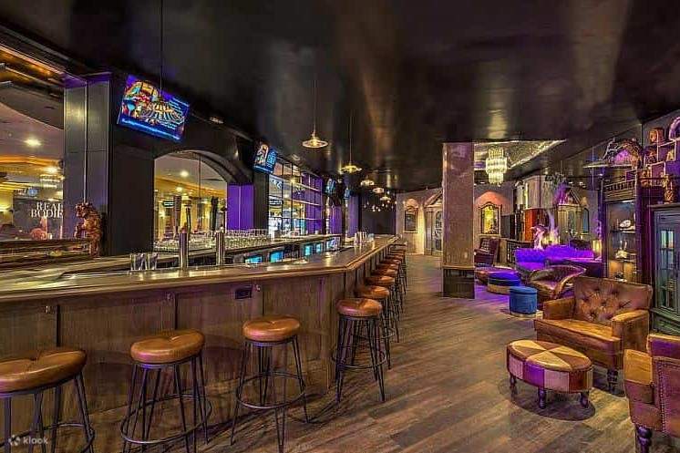 隐藏的酒香：地下酒吧的历史之旅