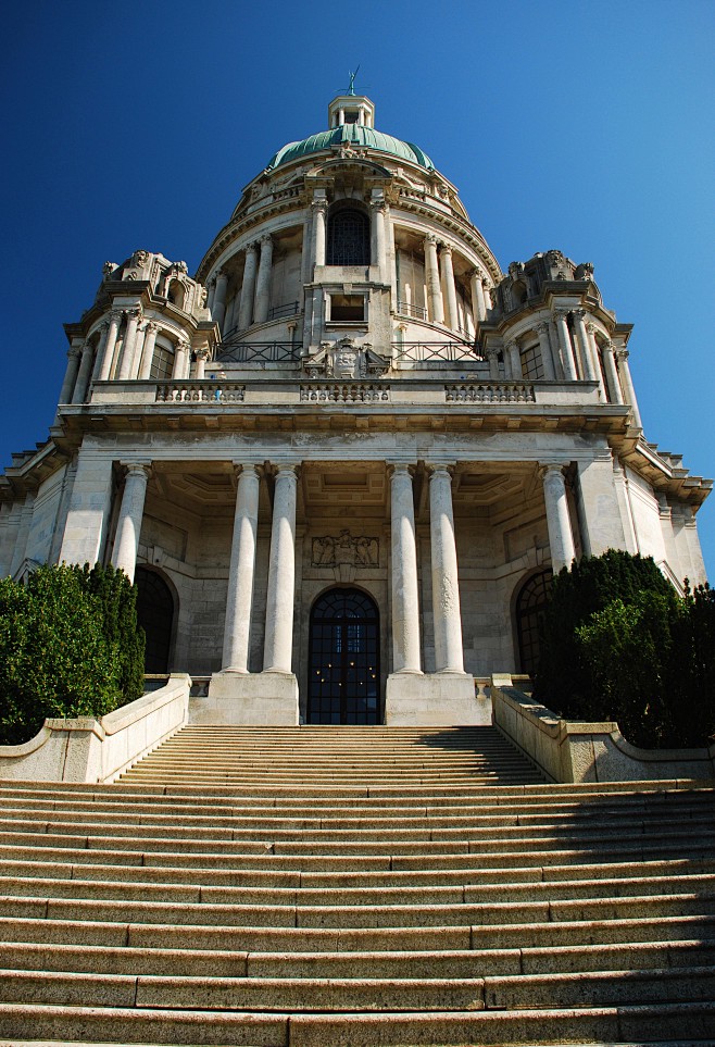 中世纪的坚固堡垒：城堡的辉煌与衰落