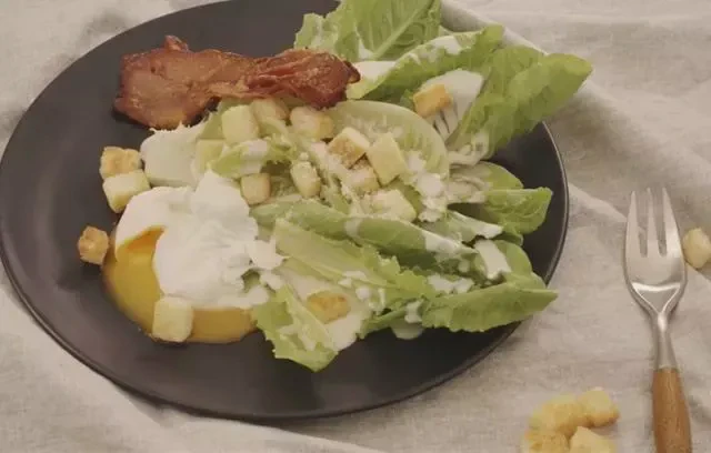 罗马帝国的沙拉传奇：凯撒沙拉的诞生与演变