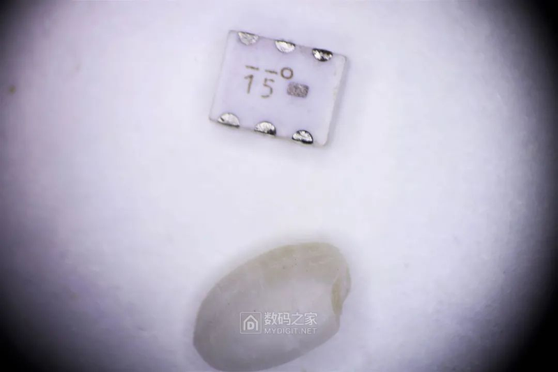 频率干扰下的透明立方体：我们被看不见的信号包围了吗？