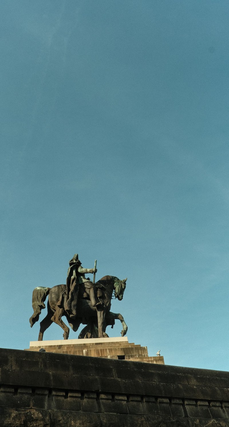 骑士精神：从守护者到现代英雄的演进之路