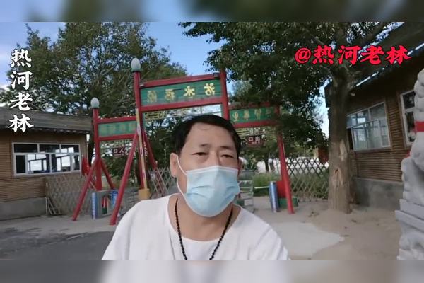 闪电湖畔的神秘镜头：那些盘旋的鸟群与无名的合照