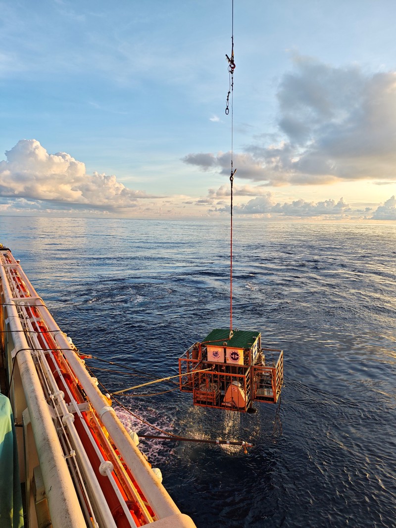 当深海的秘密被揭开：海底冷泉反向指南针残影录像的奥秘
