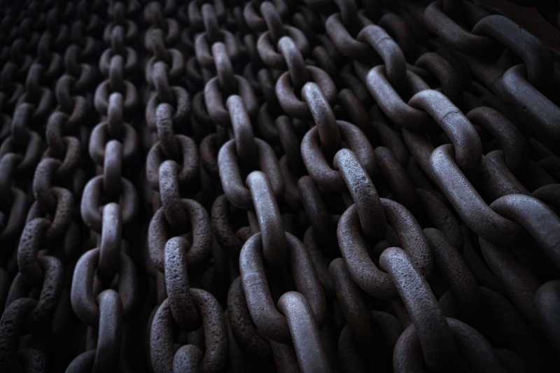 那个我以为能撑到老的锁链,突然就断了 那个我以为能撑到老的锁链,突然就断了