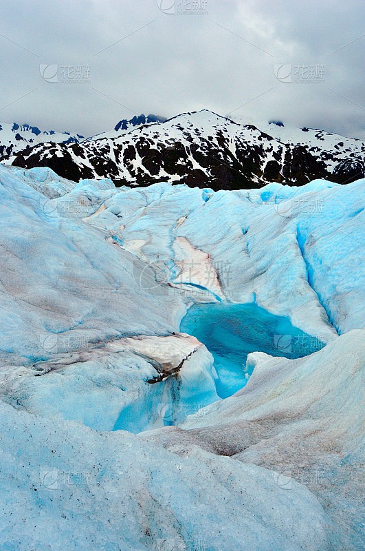 冰川裂缝、沙尘旋涡、血手印·这片荒原在低语什么？