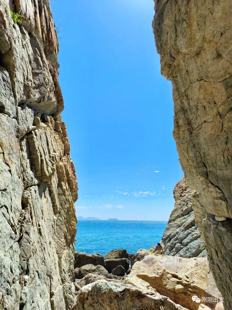 海蚀洞中的镜像:一个关于人头盔碎片的神秘故事 海蚀洞中的镜像:一个关于人头盔碎片的神秘故事