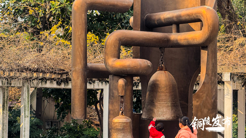铃声把时间困在了无人村,我听到了一场没完没了的祭祀 铃声把时间困在了无人村,我听到了一场没完没了的祭祀