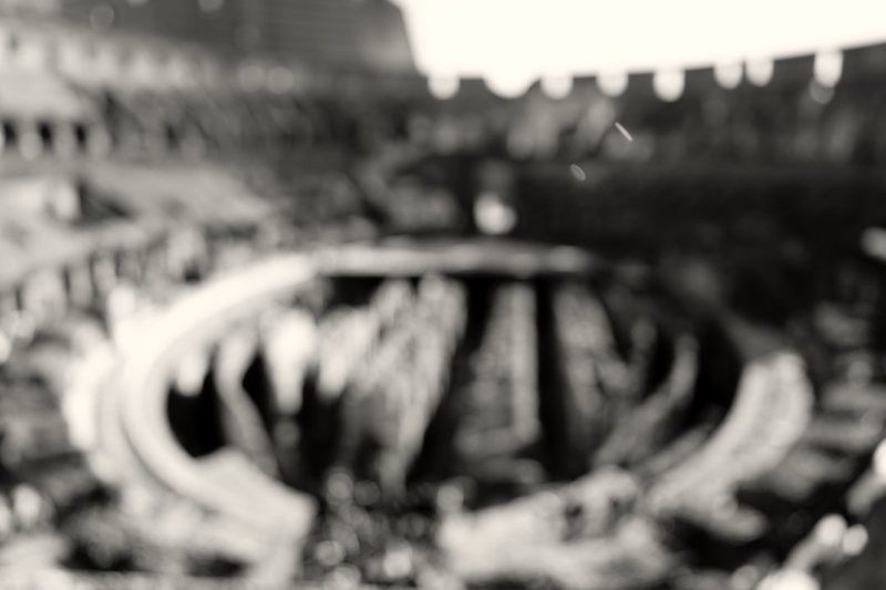 废墟迷雾中的神秘雪人：自然现象背后的科学奥秘