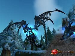 冰霜洞穴中的铜龙：自然与金属的奇妙相遇