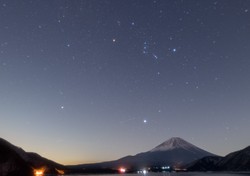 富士山下的天狼星B：一场穿越时空的梦幻之旅