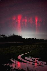 闪电湖的红色粉末与绿光丨自然奇观的震撼之旅