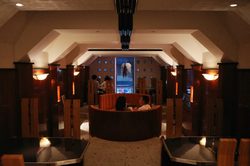 爵士乐夜色：时光的调色板与灵魂的低语