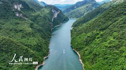 在峡湾金面具的重复走廊里寻找自我