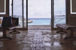 电梯停了，我看见了湖心孤岛的沙里有颗琥珀…