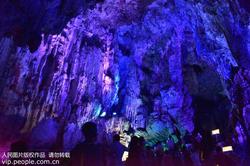 电梯停层的纹路和喀斯特地貌的裂痕，藏着同样的秘密