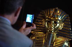 金面具下的低频嗡鸣：历史与传说的交织