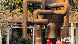 铃声把时间困在了无人村，我听到了一场没完没了的祭祀