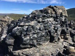 深海之谜：断层黑曜石碑下，鸟群为何盘旋？