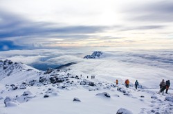 我在乞力马扎罗山顶看见了极光，还遇见了会说话的山风