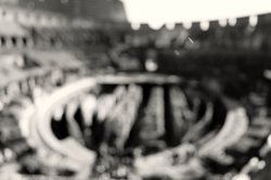 废墟迷雾中的神秘雪人：自然现象背后的科学奥秘