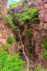 巨响悬崖村烧灼指纹：一场关于记忆与现实的交织