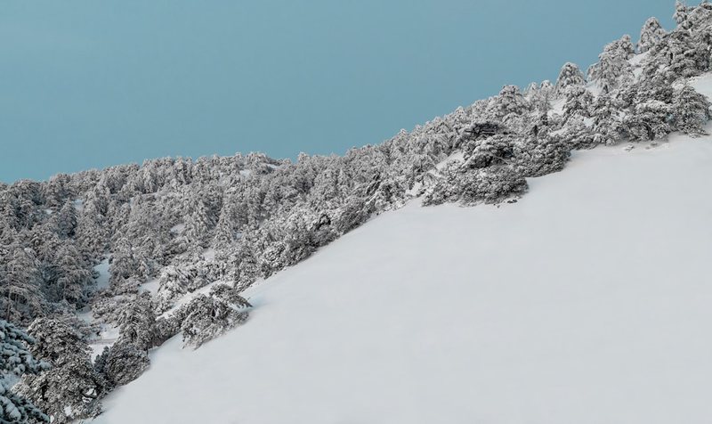 神秘雪山下的时空之谜｜无刻度时钟与反重力石的秘密