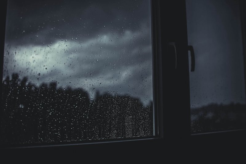 雨夜里的老邮差…