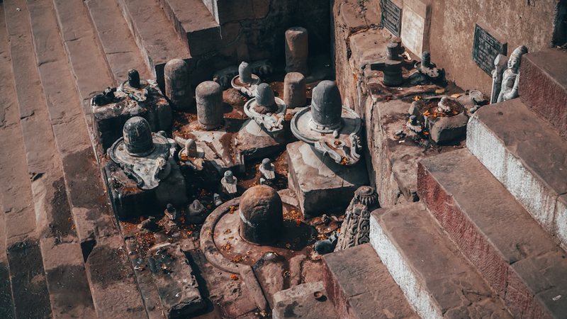 夜访古城废墟·石像残件与鬼火之谜