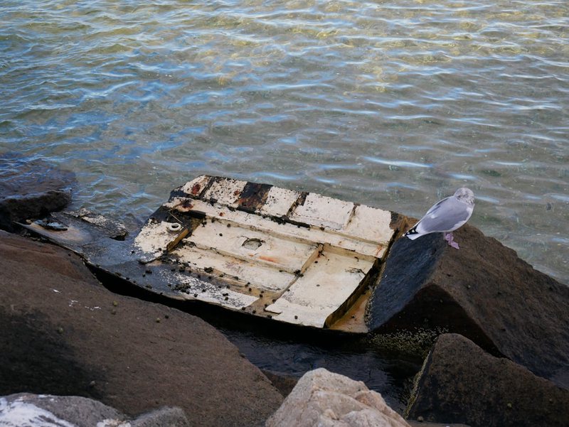 那座废弃地铁站的纸人偶—当海浪停摆，时间也静止了