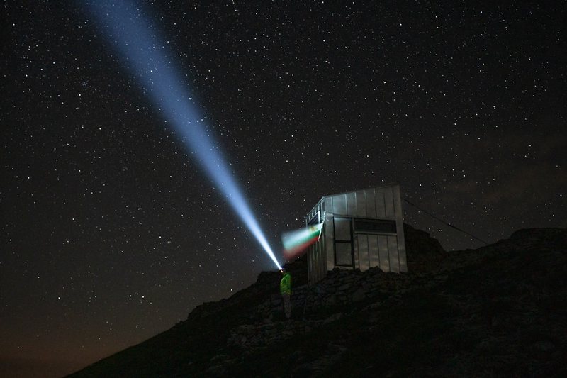 夜空中的奇迹：目击外星信号的真实故事
