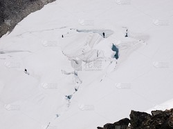 冰川裂缝下的蓝光之谜丨水下钟的奇观