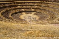 在印加遗址的铜盘前，我突然懂了他们的"重复走廊"有多深？