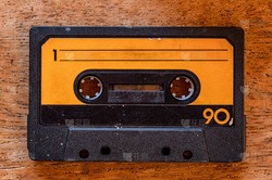 旧磁带的磁场之谜？