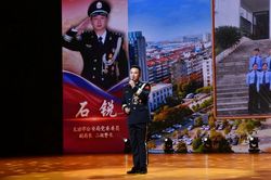 深夜的铁门后，他听见了孩子的笑声！