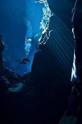 深海断层骨笛漂浮巨石：迷失在海洋深处的神秘交响