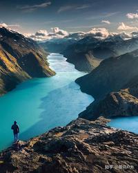 挪威峡湾深处·那块会自转的石头，和藏在它底下的“骨骸残迹”