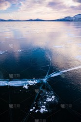 冰封之下的秘密：冷热点冰封湖水下钟的奥秘
