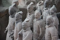 青铜鼎上的裂痕！