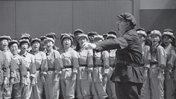 雪山下的红绸带…