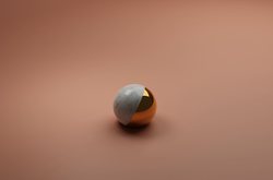 那个在耳边低语的金属球：一段奇特的回忆录