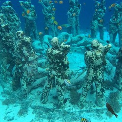 深海暗影中的致命诱惑丨地中海深潜者如何用"吞噬"统治黑暗世界