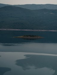 湖心孤岛的螺旋符号｜当重复回声打破宁静