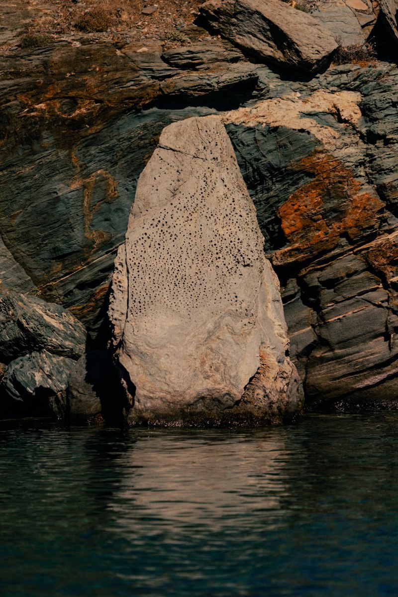 那块漂在半空的石头,我见过,它在等谁回来… 那块漂在半空的石头,我见过,它在等谁回来…