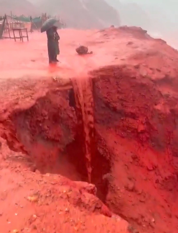 波斯密洞的黑色羽毛血雨之谜