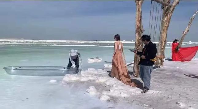 我们去盐湖看无名墓碑那天，全车人都开始说话了？