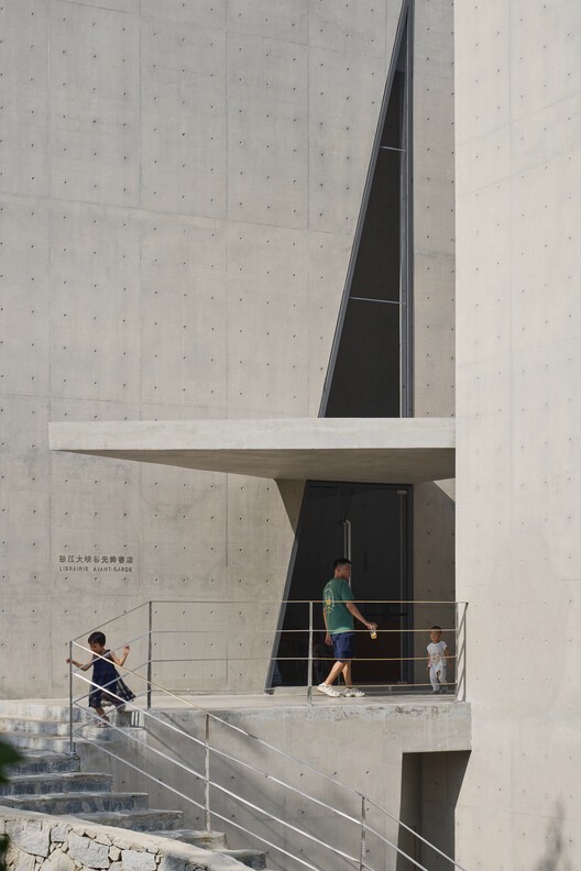 怒江峡谷里的神秘“血手印”·是自然奇观还是超自然现象？