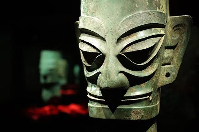 在海蚀洞深处，青铜面具的低语？